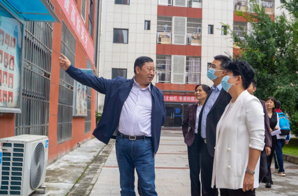 市教体局党委书记,局长屈晓红到安康市高新中学调研督导工作_腾讯新闻