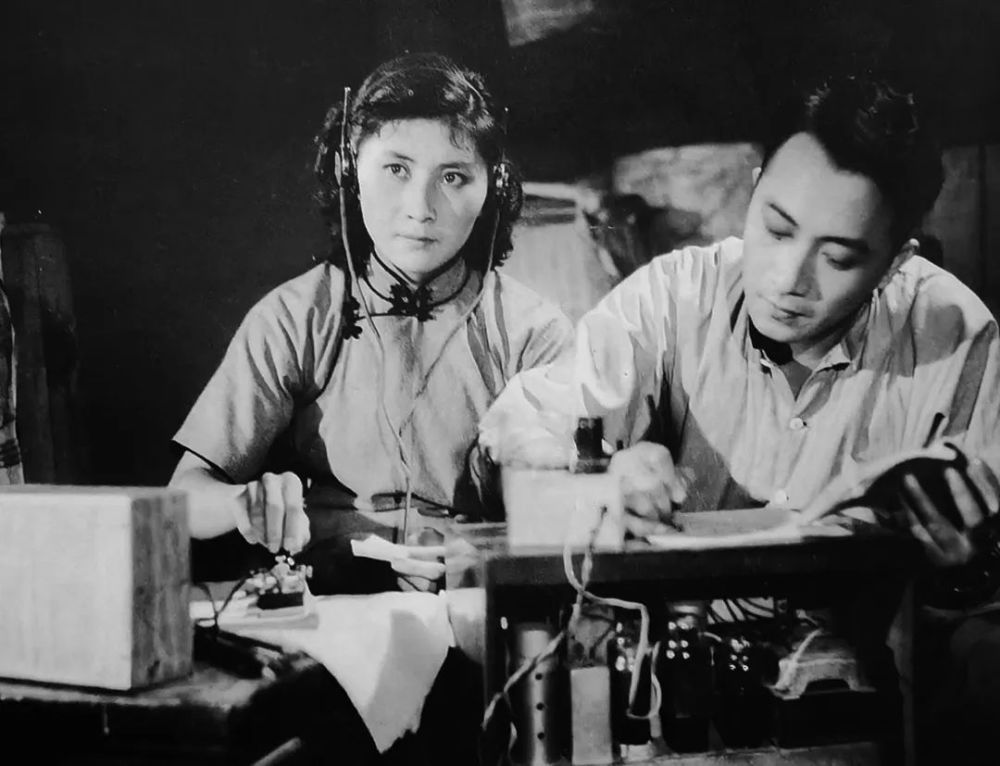 电影《永不消逝的电波》中的男女主角李侠(孙道临扮演)与何兰芬(袁霞