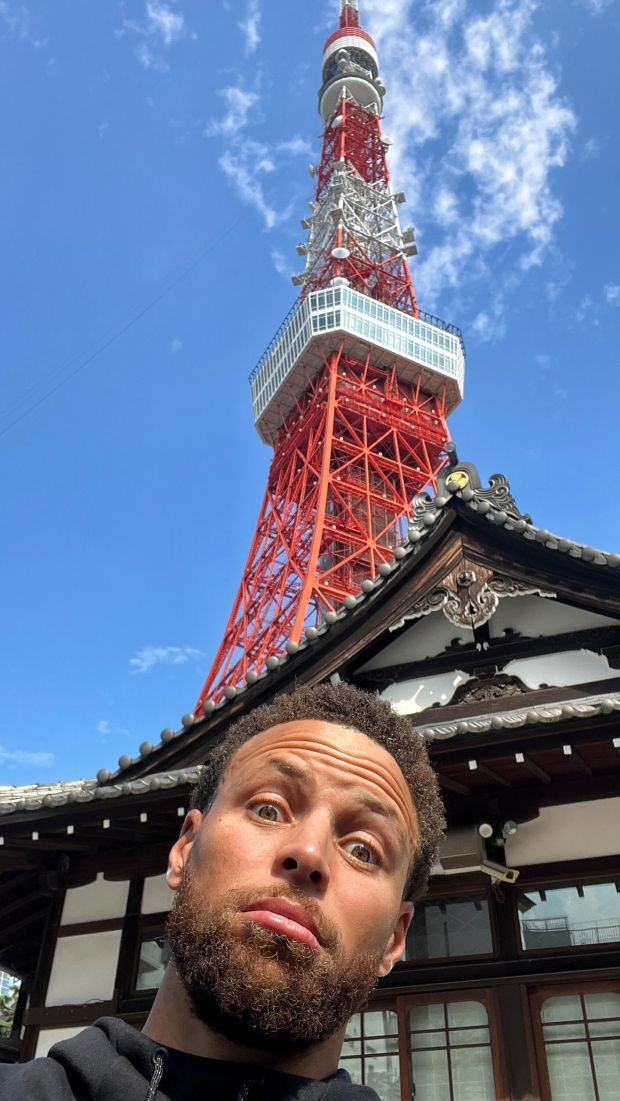 勇士官媒晒出库里的搞怪自拍