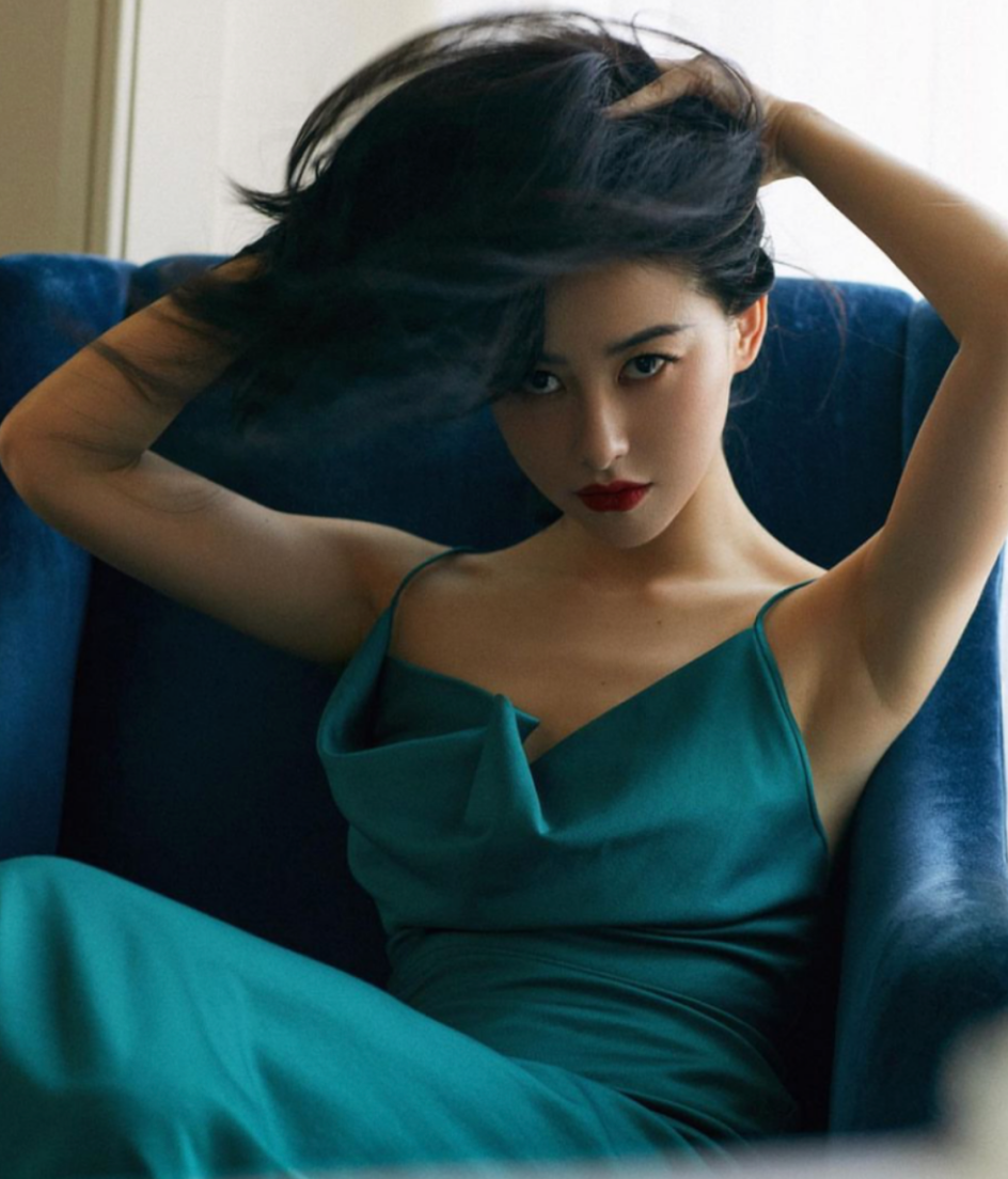 女神朱珠晒性感浴袍照!