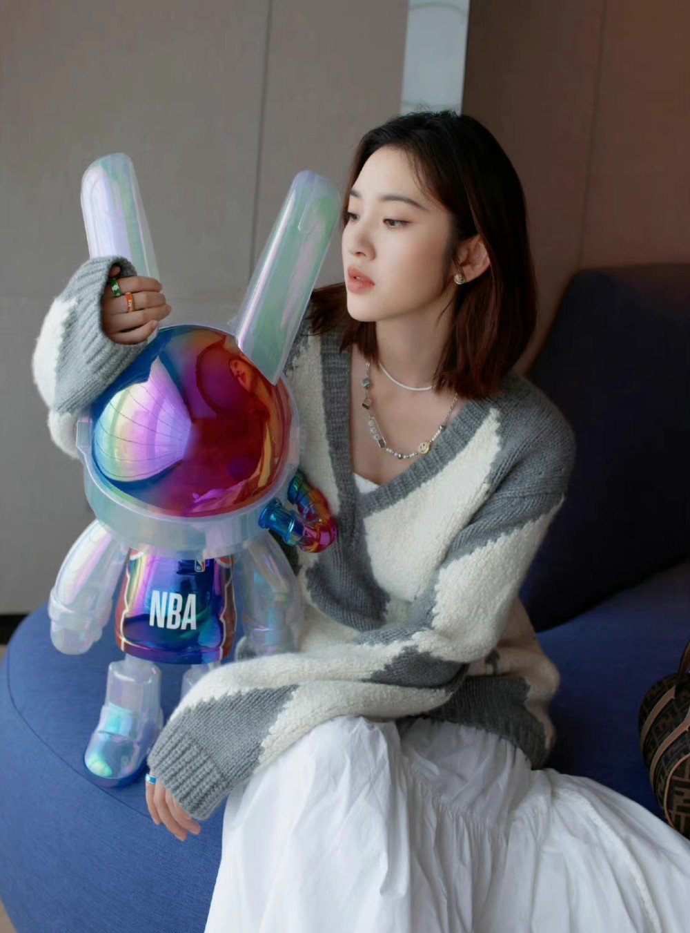 唐艺昕秋装私服,宽松毛衣配半身裙,温婉减龄,青春气息满满插图