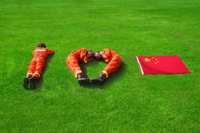 "我和国旗合个影"!河南消防指战员花式表白祖国,创意又温情!