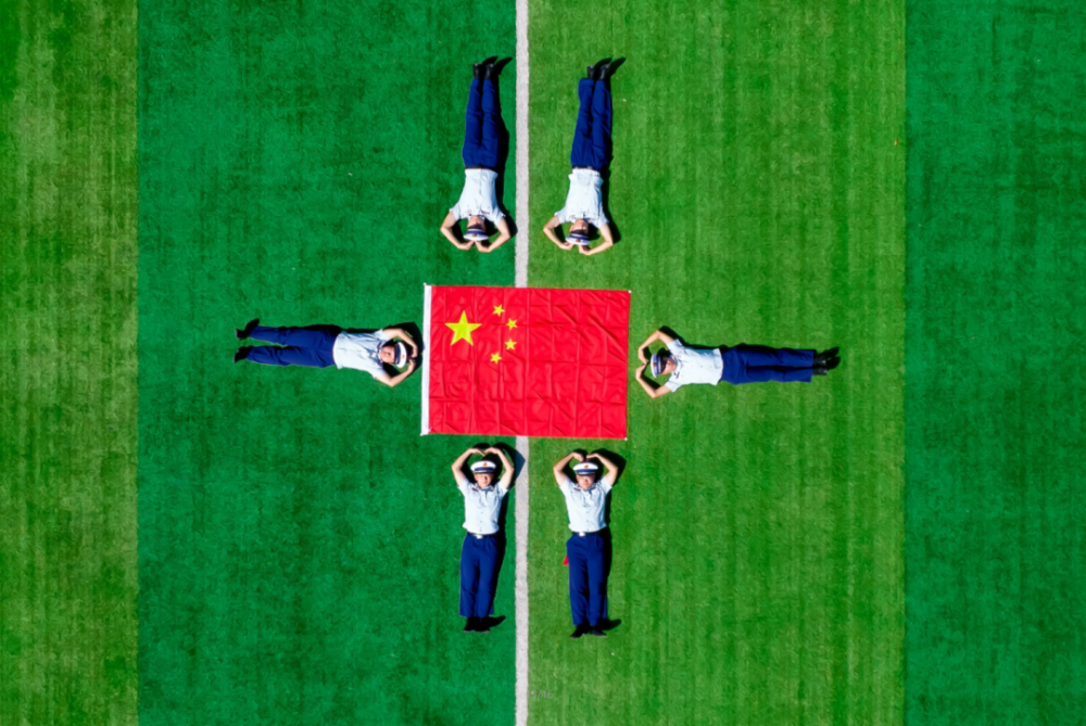 我和国旗合个影河南消防指战员花式表白祖国创意又温情