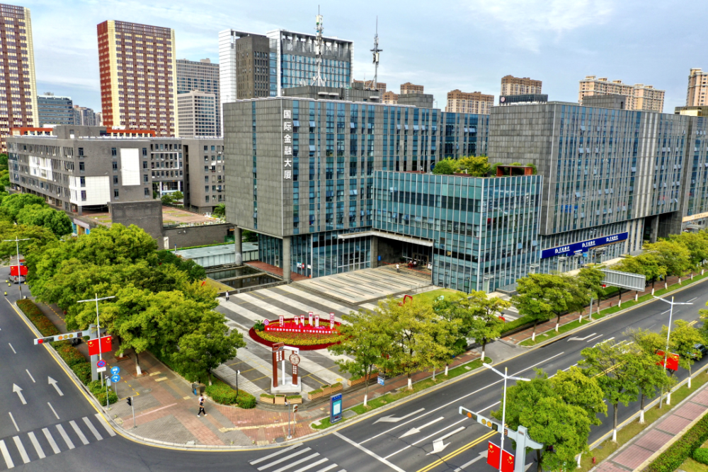 出花桥的标志性建筑,设置了国庆主题的大型标识,国际金融大厦西侧广场