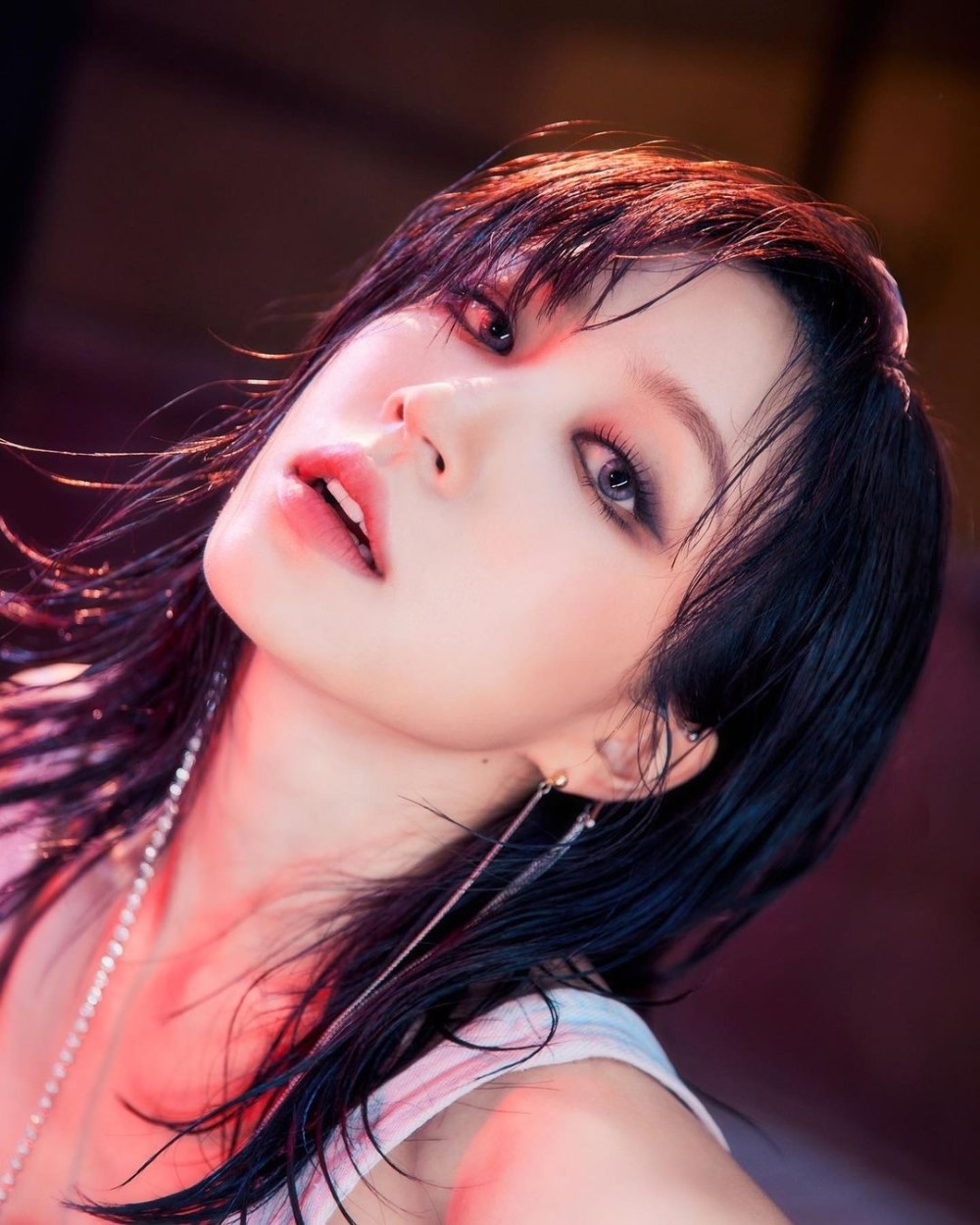 30岁韩国女星hani充满迷人气息的身材浓厚的烟熏妆炫耀性感美