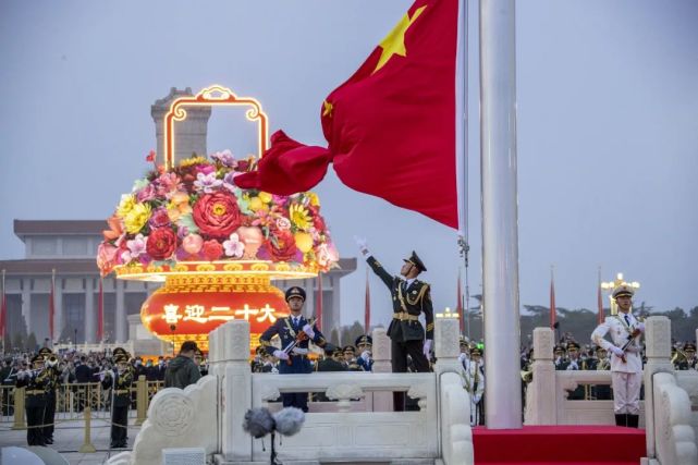 看天安門廣場國慶升國旗儀式,祝福祖國!完整視頻_騰訊新聞