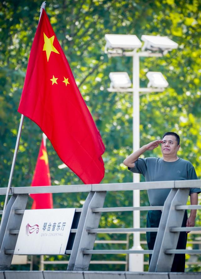"国旗"向国旗敬礼|祝福新中国繁荣昌盛
