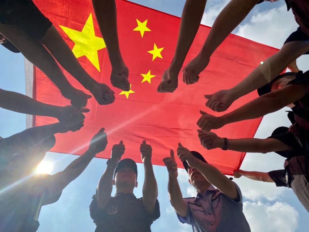 卫生健康和民政局供图当然要和国旗一起合影啦~如此值得纪念的节日启