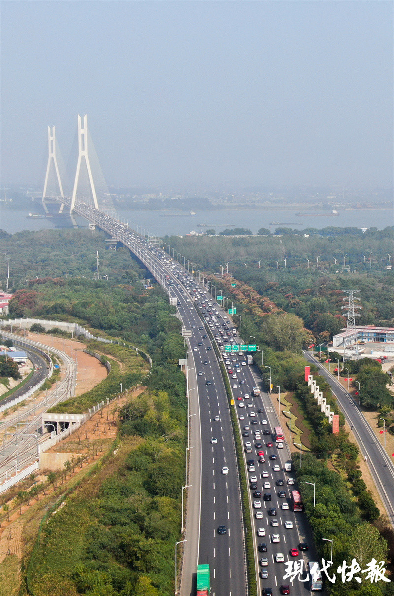 国庆假期首日,南京八卦洲大桥车辆排队出城_腾讯新闻