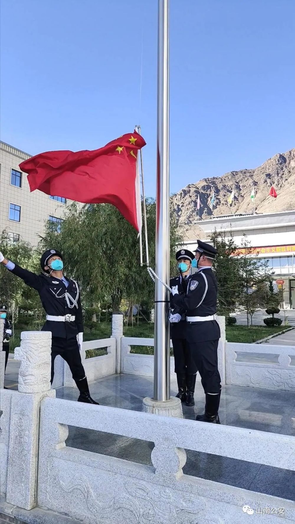 祝福祖国守护平安山南市公安局举行迎国庆升旗仪式