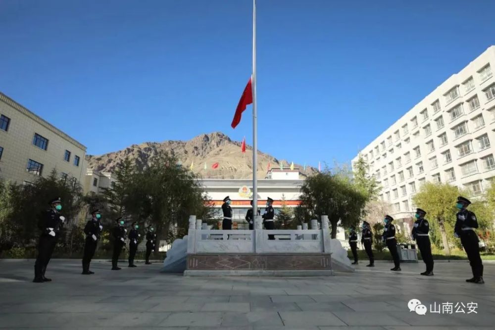 祝福祖国守护平安山南市公安局举行迎国庆升旗仪式