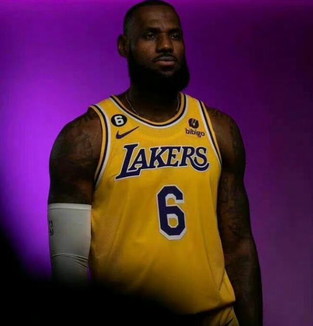 詹姆斯谈联盟退役6号球衣:他的影响力无与伦比