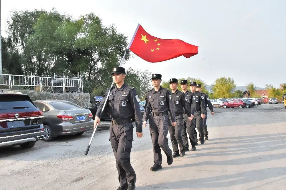 警服在身忠誠與奉獻在心他們的背影穿梭於每一條街道他們用腳步丈量著