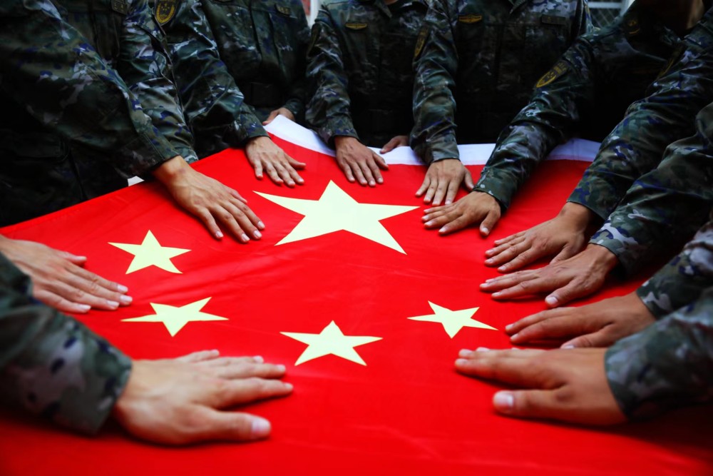 精彩组图|武警官兵与五星红旗幸福合影