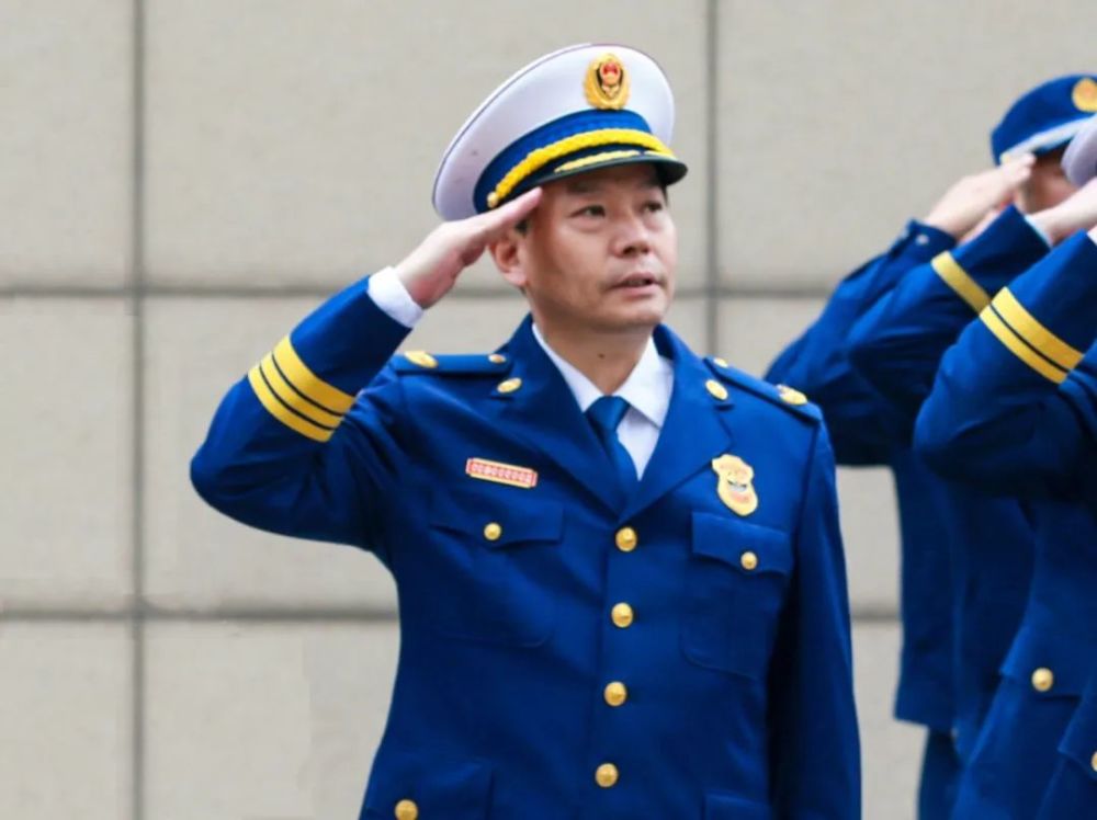 单于广政委出席升旗仪式73年强国征程波澜壮阔,73年沧桑巨变举世瞩目.