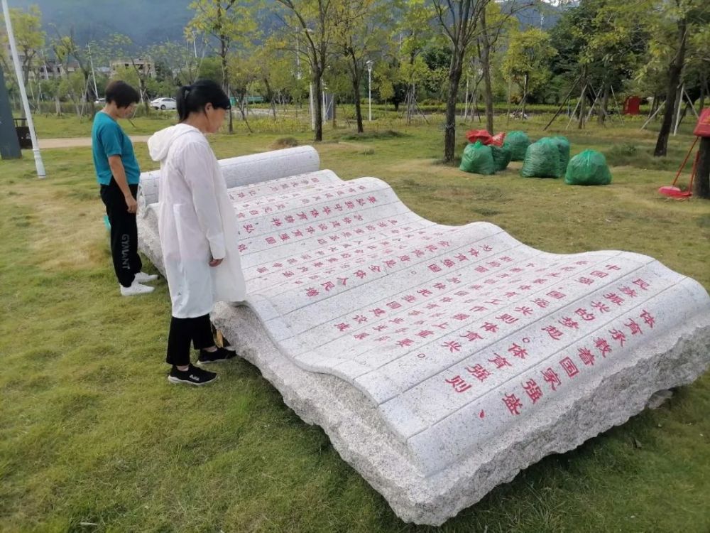 108吨巨型竹简石雕亮相云浮市体育公园