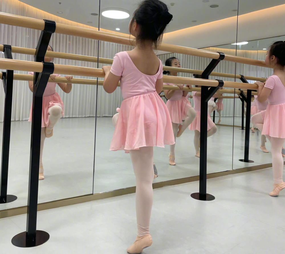 朱丹罕晒一家四口,一双儿女暴风长大,周一围长发背影愈发像老婆