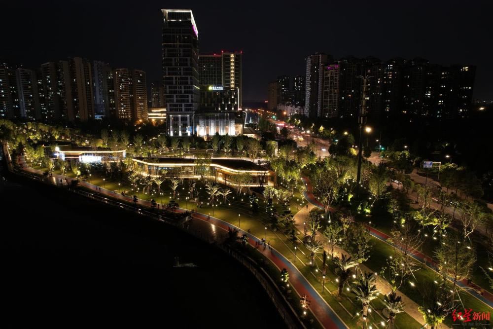 空港运动公园夜景图片