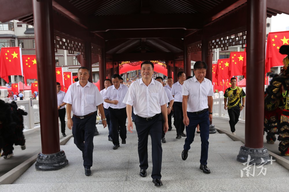 陈哲江,肖志坚,梁国华,伍树全,徐广志,陈冠鸿等共同为新兴县文昌桥
