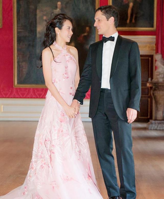 52岁莫文蔚晒照庆祝结婚11周年与外籍老公重回初恋地度过好甜