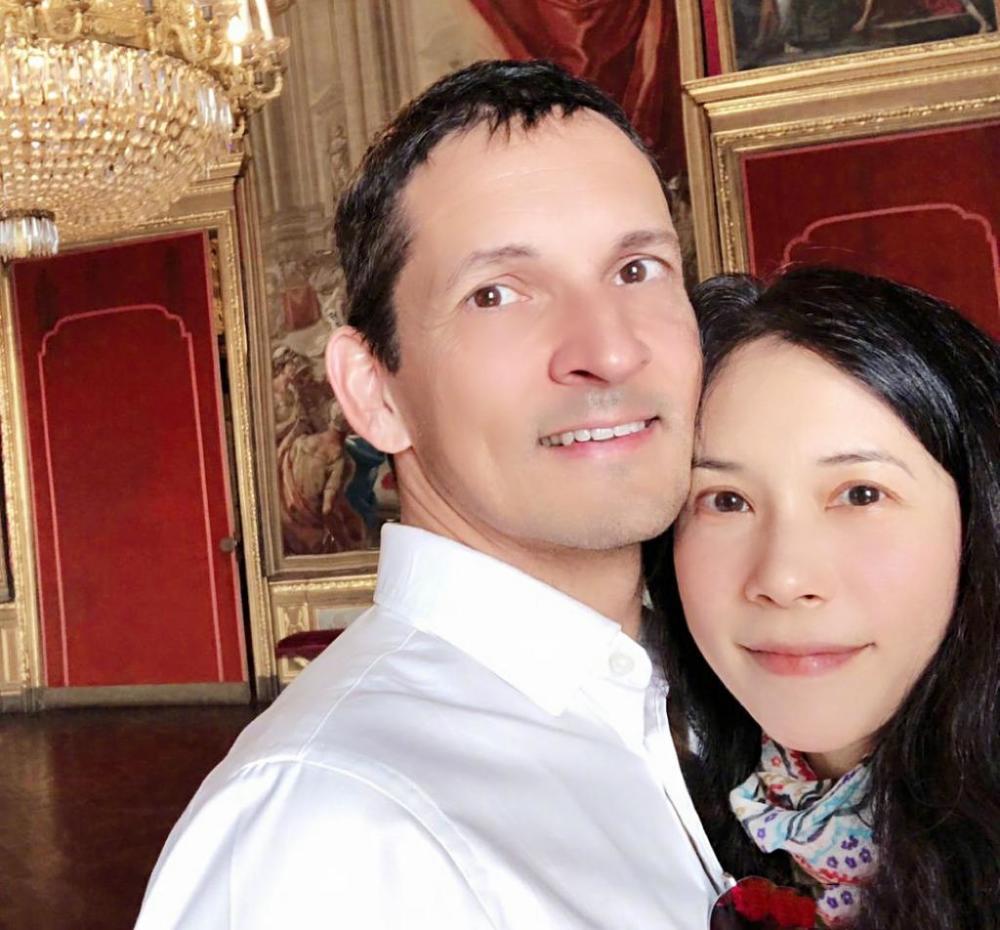 52岁莫文蔚晒照庆祝结婚11周年,与外籍老公重回初恋地度过,好甜_腾讯