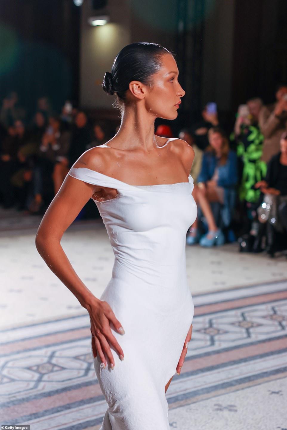 超模贝拉哈迪德赤身走上t台被当众喷出奶白连衣裙引发热议