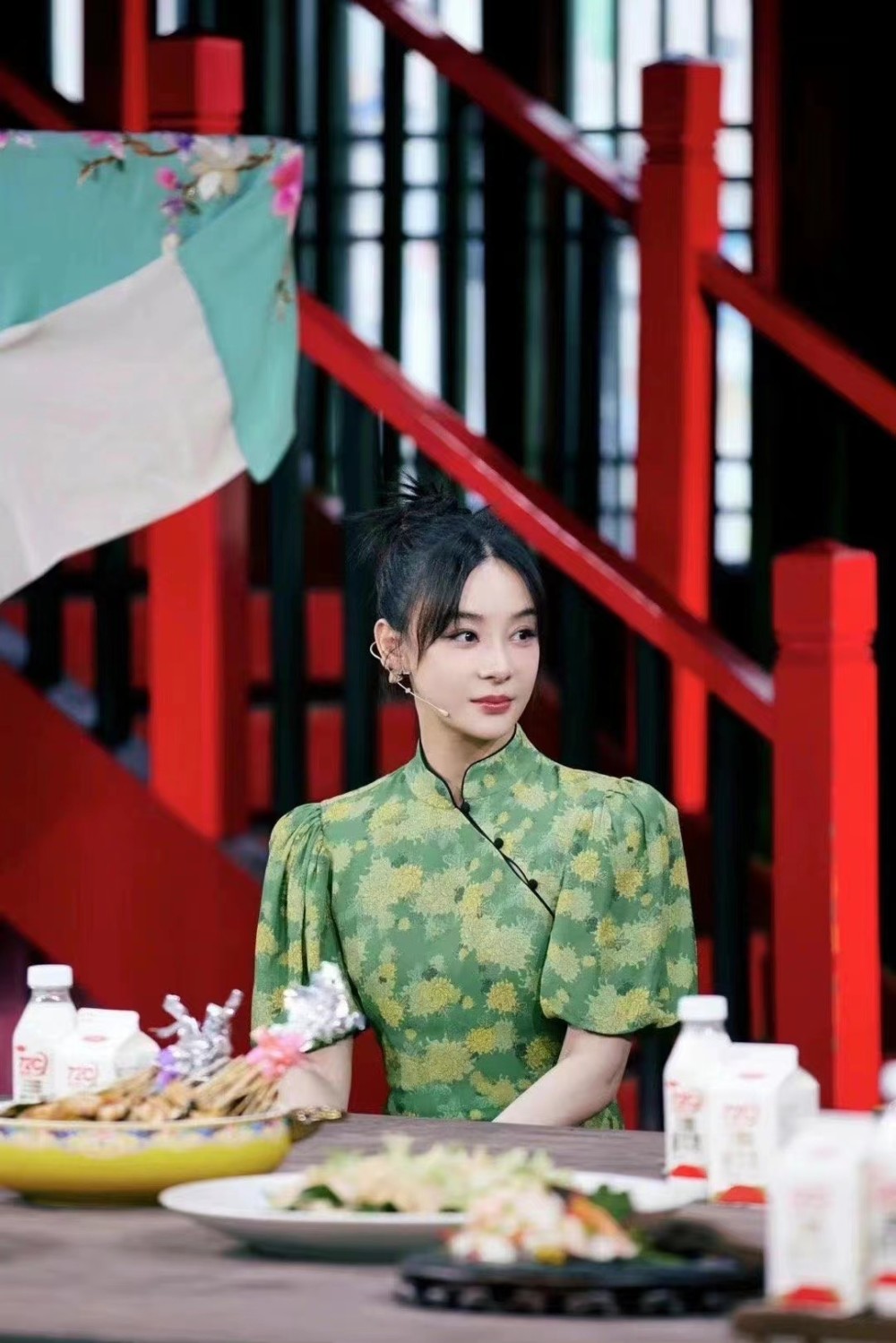 被袁姗姗新造型美到了,一身绿色旗袍配丸子头,优雅到骨子里!插图4