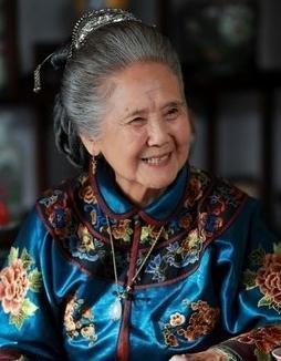 她是主持人,78岁方走红,九十岁高龄仍旧在拍戏,自然老去才最美_腾讯