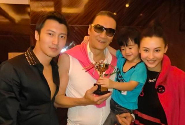 更加离谱的是,媒体还爆料,张柏芝的第三胎就是谢贤的孩子,也就是说,张