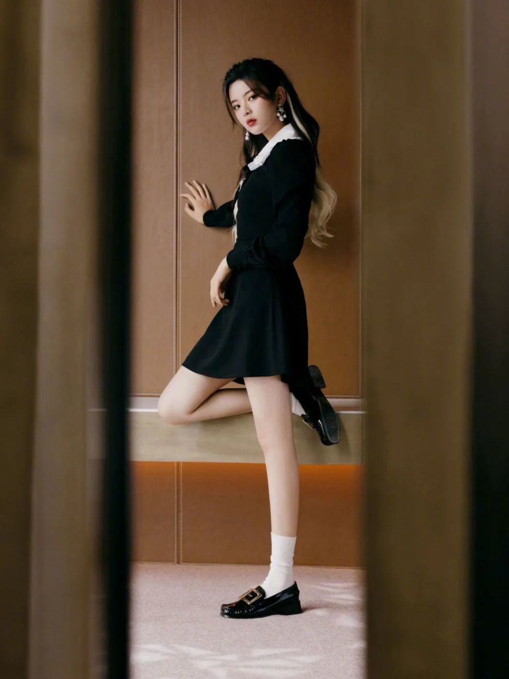 赵丽颖和杨超越身着校园感十足的甜美百褶裙,搭配上白袜和乐福鞋,完美