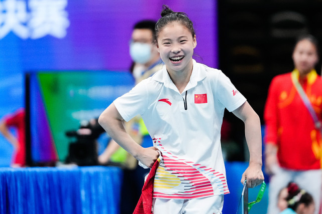 管晨辰退役成大一新生身穿白色长裙显可爱身材发福仍不失活泼