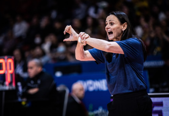 相比于美国队和中国队,澳大利亚不仅拥有自由人球员,她们的主教练也是