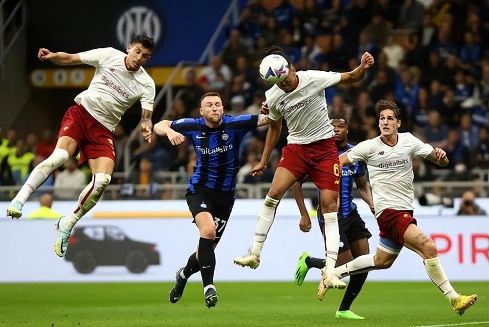 开场30分钟,巴雷拉中场传球,迪马尔科前插到禁区一脚低射打进球门左下