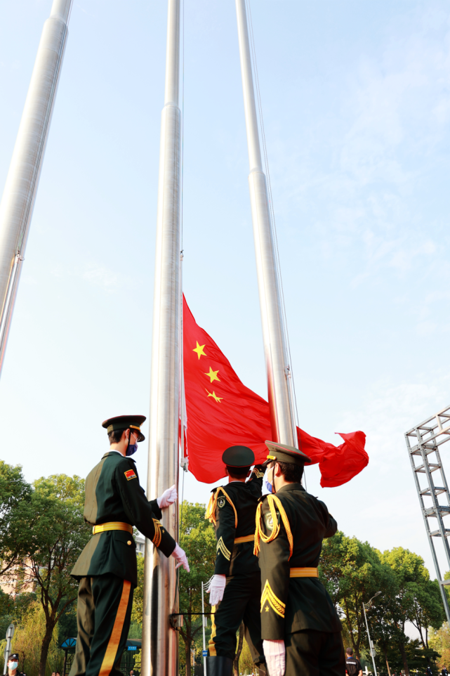 这24名同学是中南大退役大学生,还有8名同学曾是国旗护卫队队员.