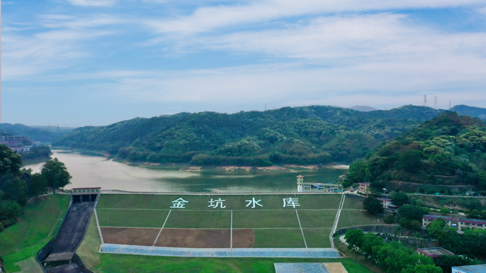 环境优美绿树丛生,水汽氤氲位于新龙镇广汕公路侧金坑水库金坑水库