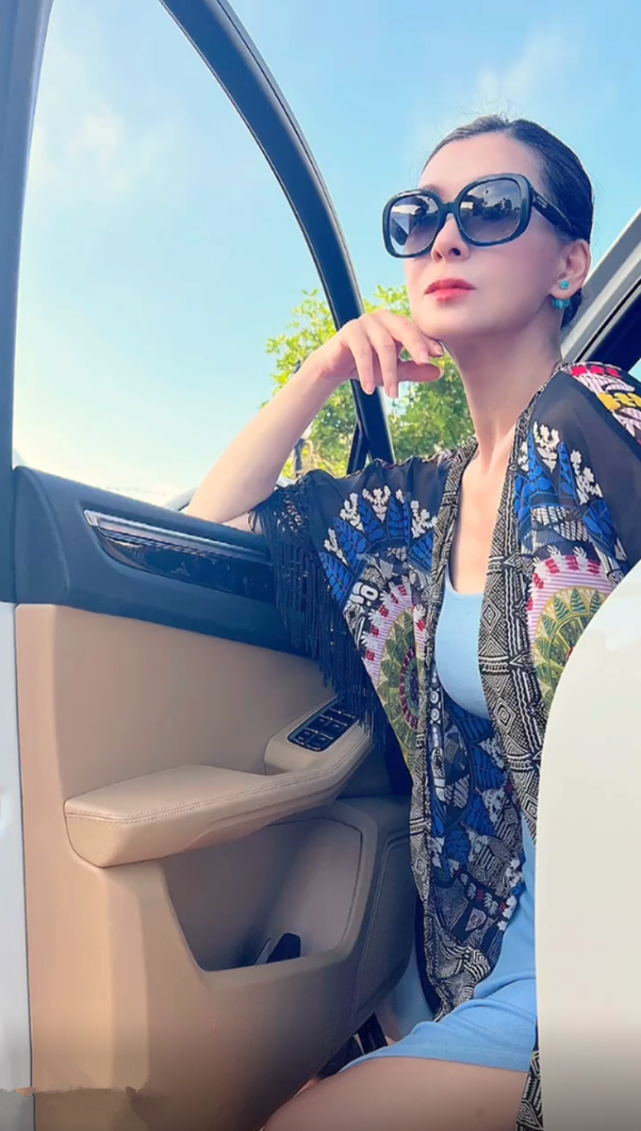 59岁夏文汐定居国外穿背心裙大秀身材住别墅开百万豪车太惬意