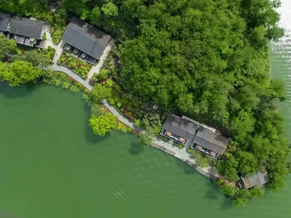 晚上入住在红寺湖云缦山庄,以青山绿水为伴,尽享假期美好时光.