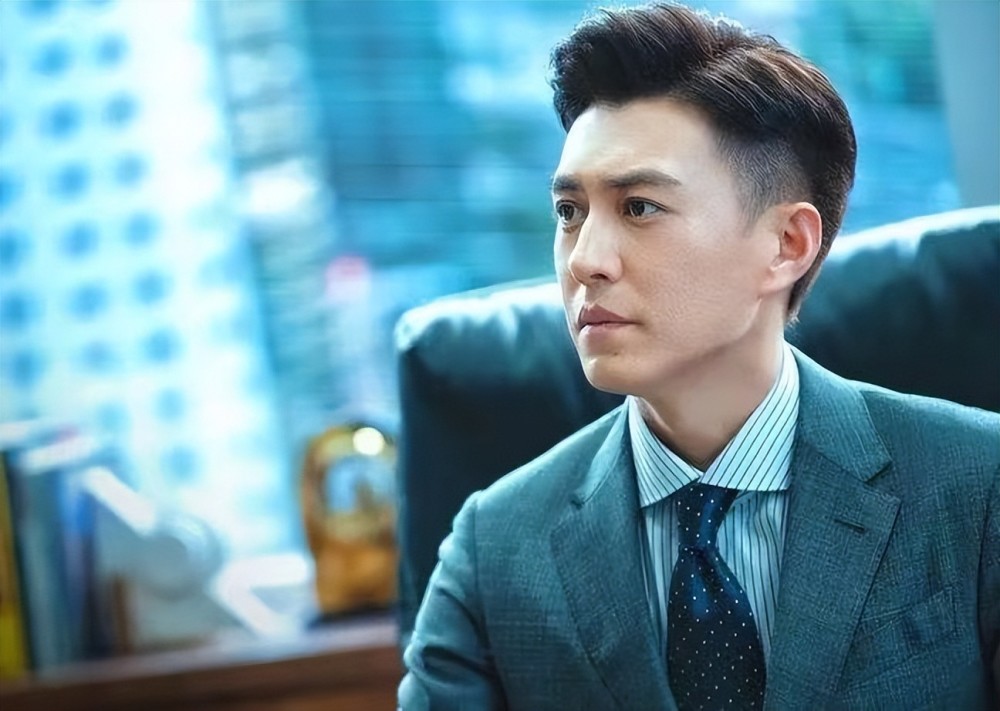 这是他第1部主演电影,拿到了优秀新人奖提名,后来又参演《深情密码》