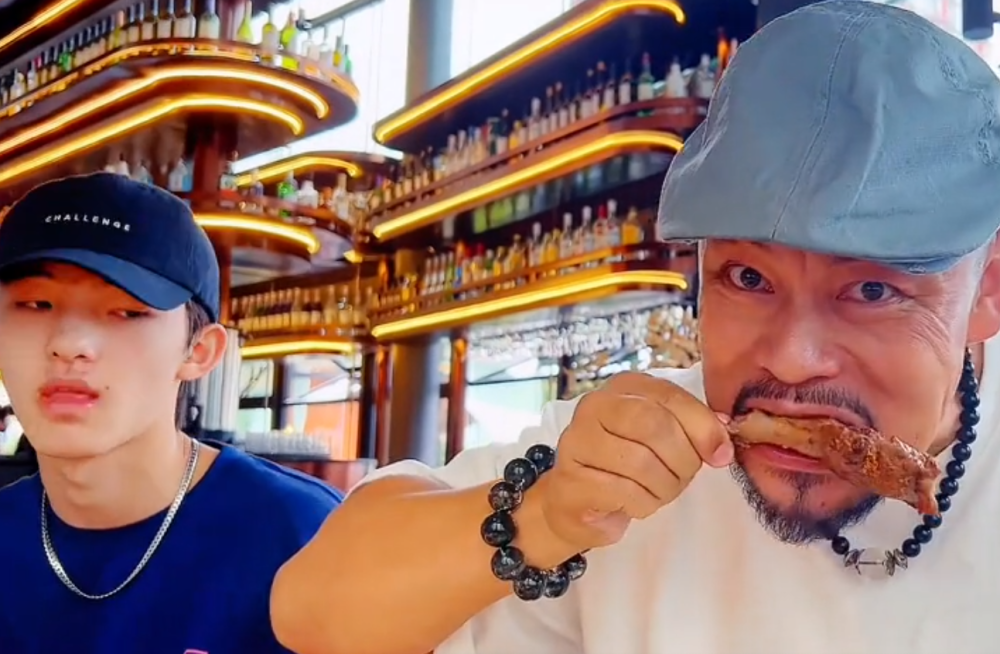 晋松一家四口吃大餐欢度国庆大口吃肉很豪迈一对子女颜值高