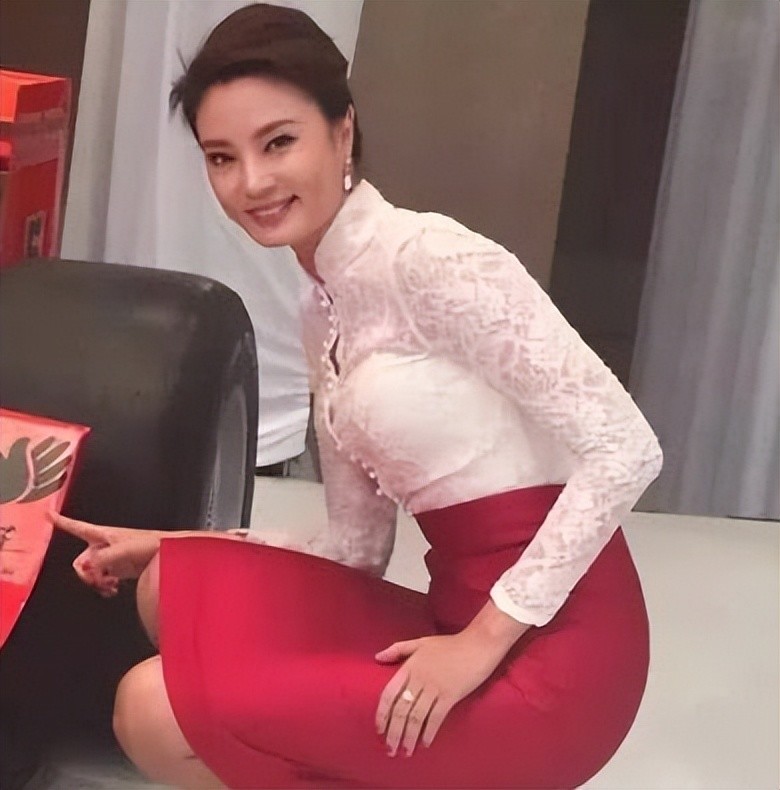 央视女主持刘芳菲晒旅游照,穿几十元旧鞋晒太阳,45岁状态年轻_腾讯