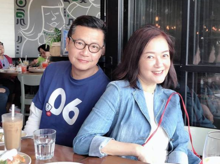 郑子诚庆祝结婚19周年送戒指写心意卡很浪漫演员妻子气质出众