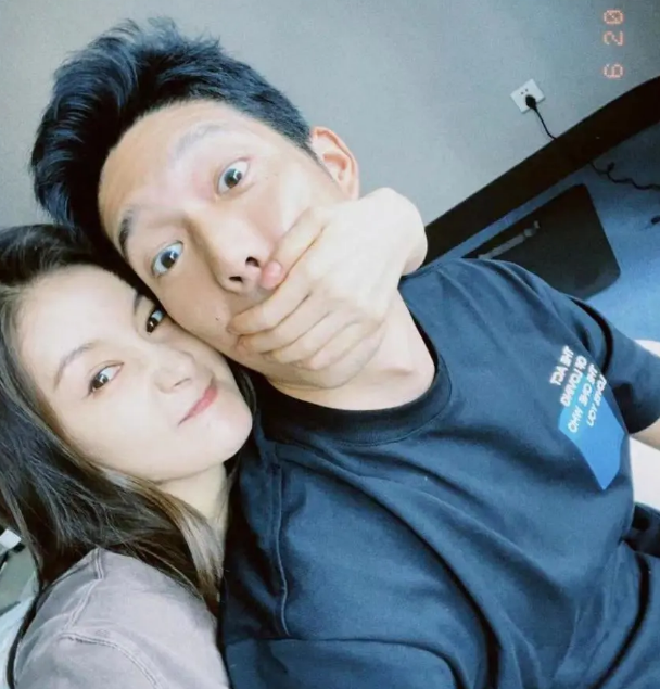 王子文与男友合体现身机场,吴永恩体贴推行李好甜蜜,破分手传闻