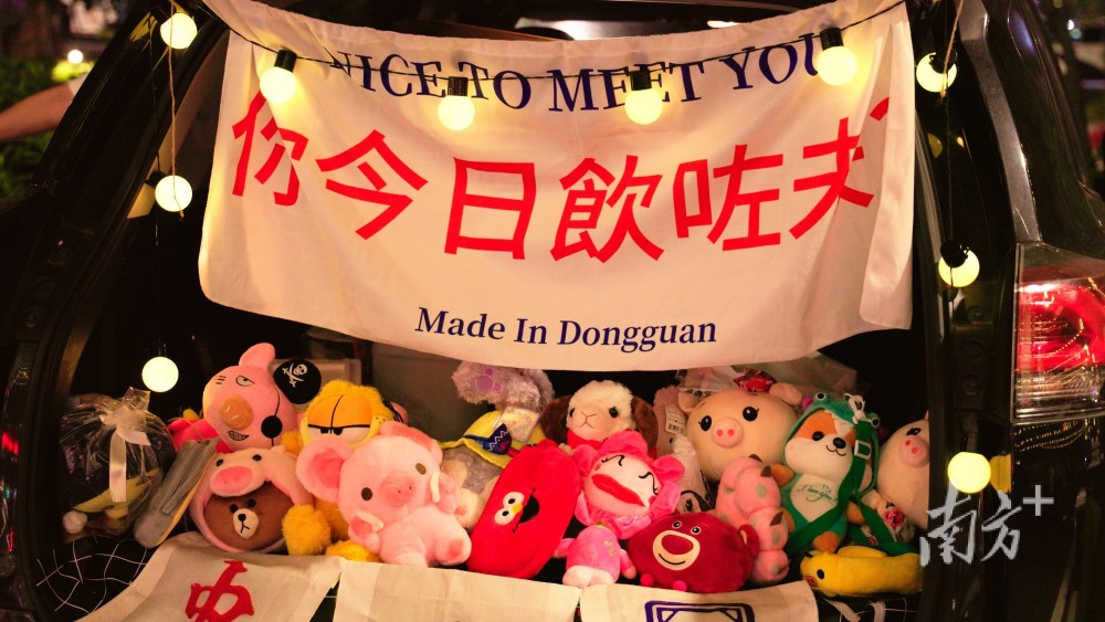 "你今日饮咗未""咖啡哪有上班苦""买啥看心情"……车身上各色的大帆布