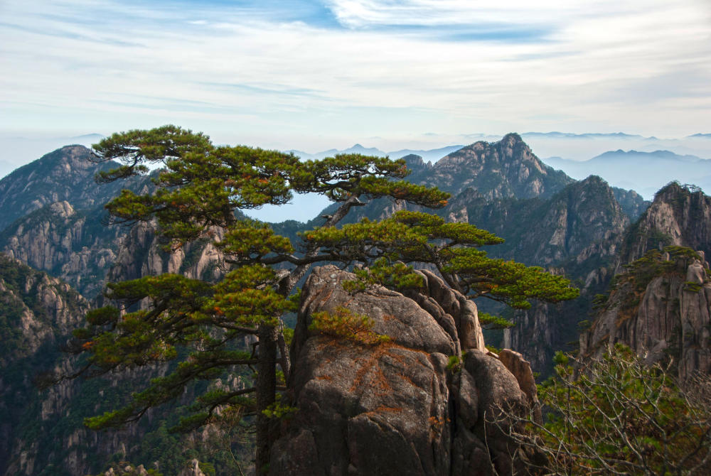 安徽黃山風景區管理委員會發布公告稱,10月2日黃山風景區門票預約數量