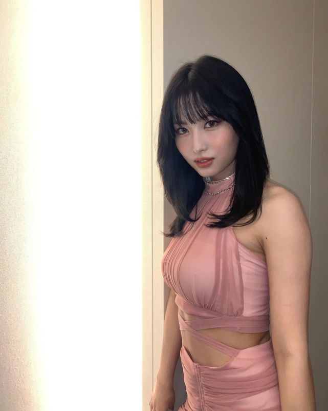 twice momo秀丰满身材,结实的11字腹肌吸睛,令人惊艳的美女_腾讯新闻