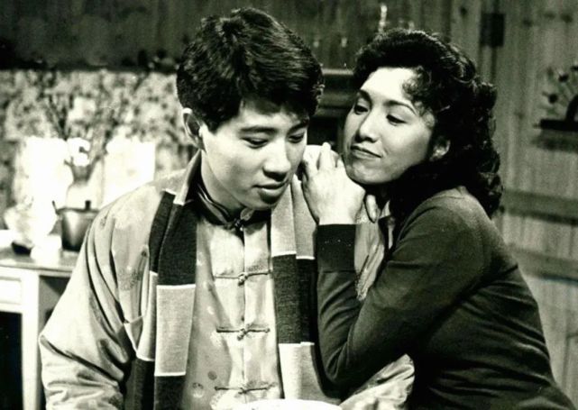 姚炜1978年签约香港无线电视,成为电视基本演员,渐渐告别歌坛.