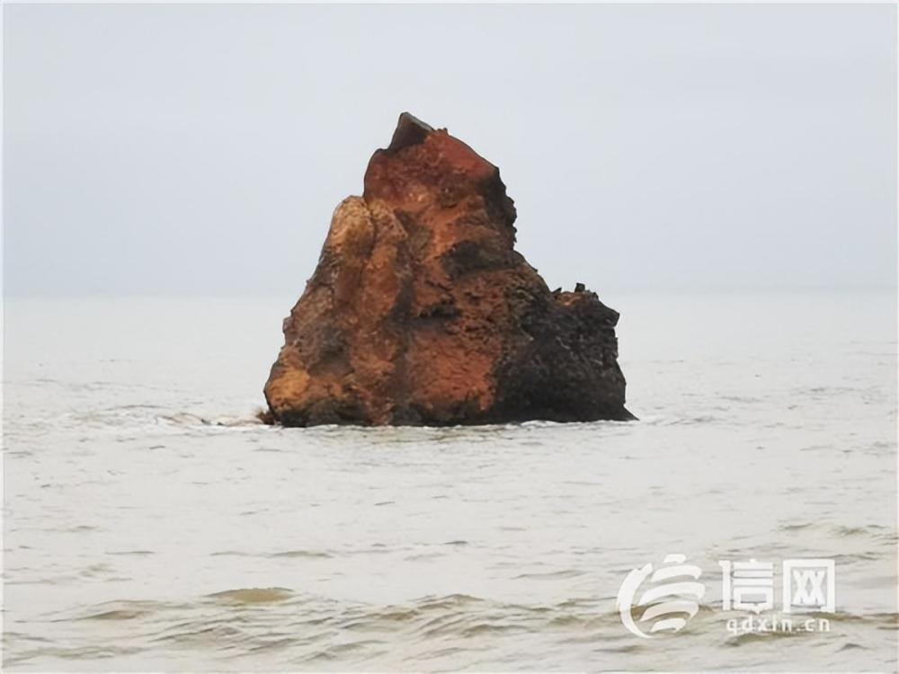 山东青岛地标之一石老人被风雨损毁，一夜间老人“头”和“胳膊”不见