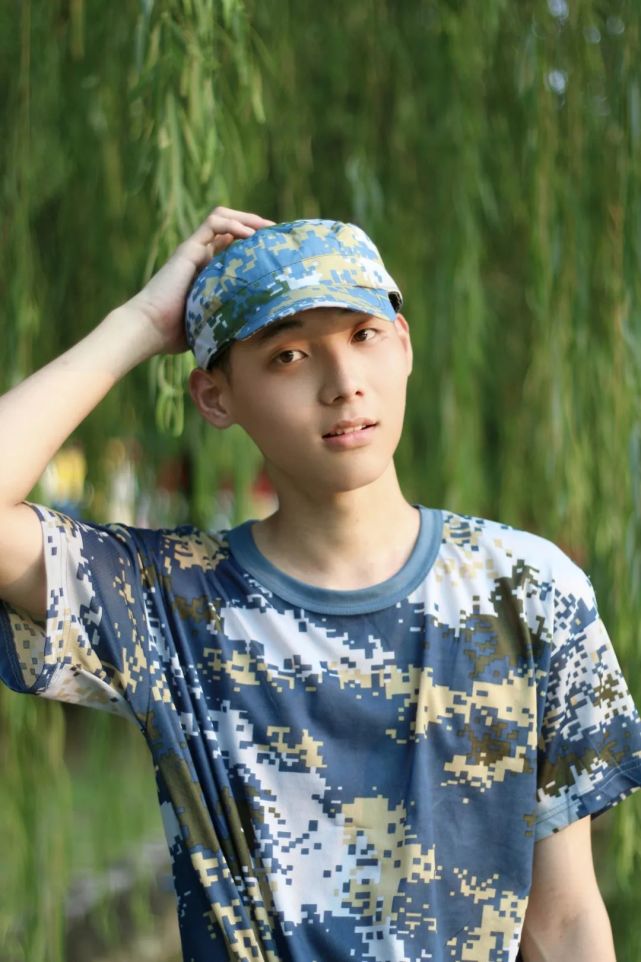 军训男生,帅气!