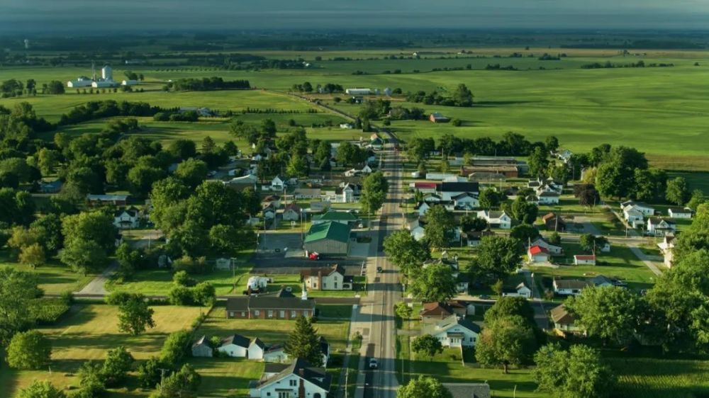 六月的一个晚上,美国俄亥俄州南部乡村的河谷高中足球教练斯科特.