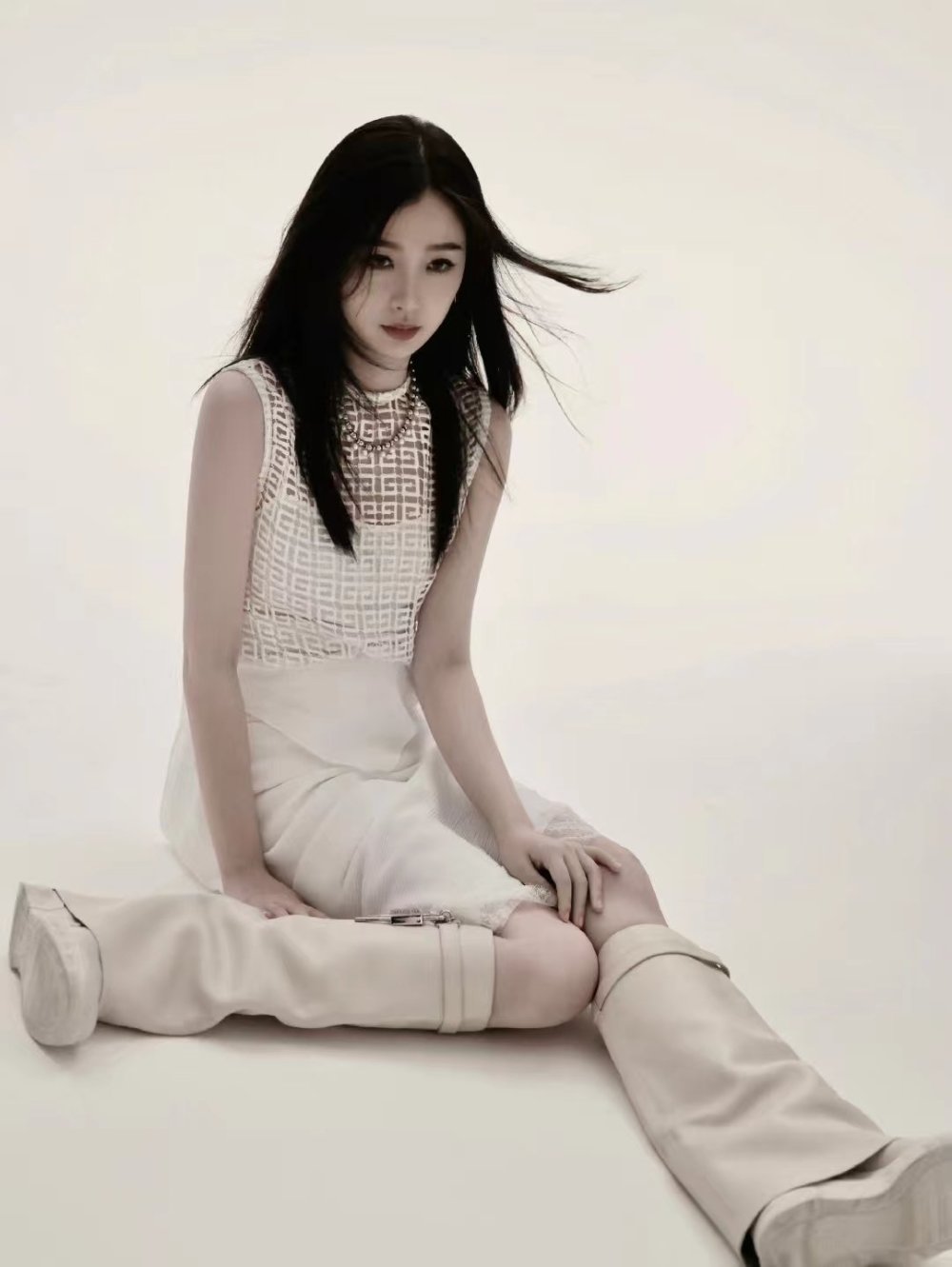 虞书欣化身冷脸酷girl冷艳可爱两种特质集于一身不愧是百变绝绝子